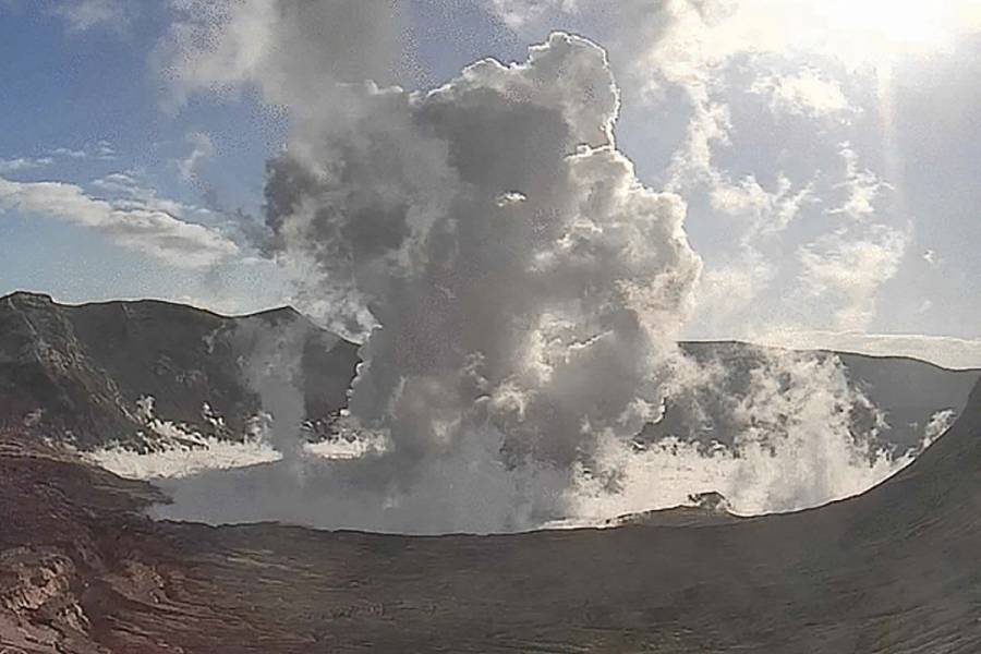 Miles de filipinos son evacuados por erupción de volcán Taal