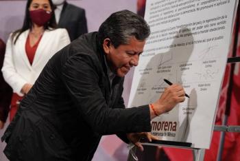 Firma David Monreal carta compromiso con la Cuarta Transformación