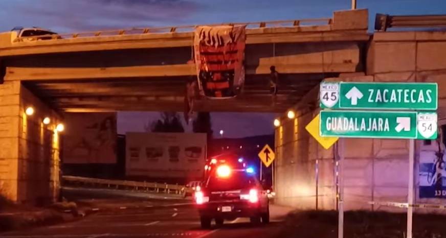 Encuentran dos cuerpos colgados de puente