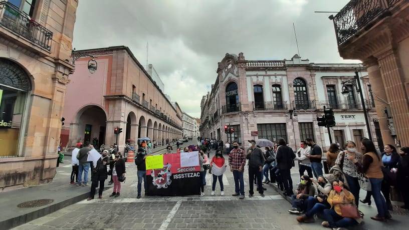 Protestan agremiados del Issstezac, exigen pago salarial