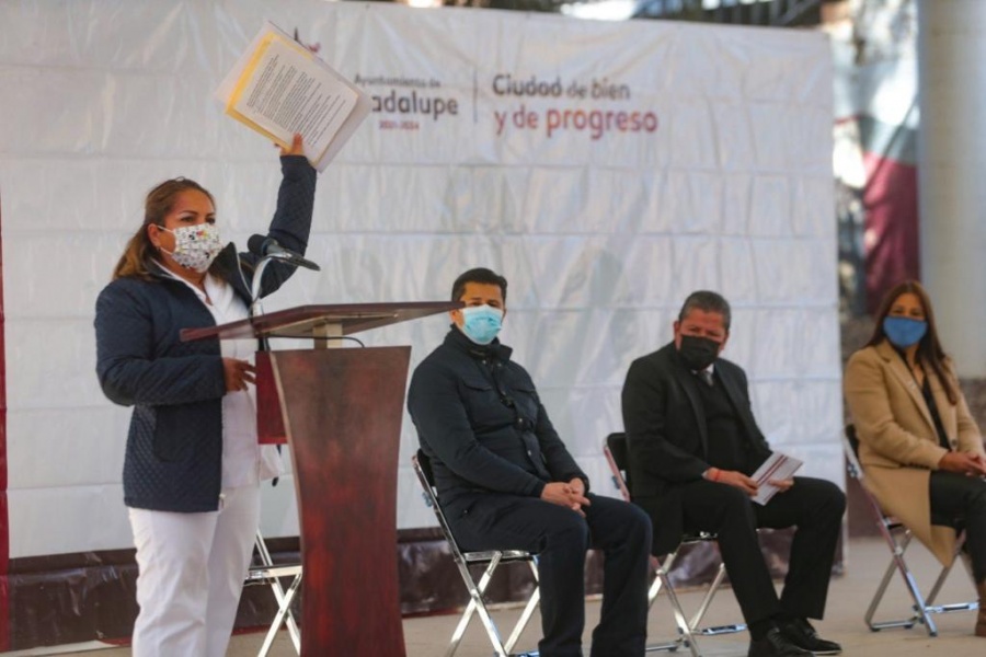 Entrega gobernador escrituras a familias guadalupenses