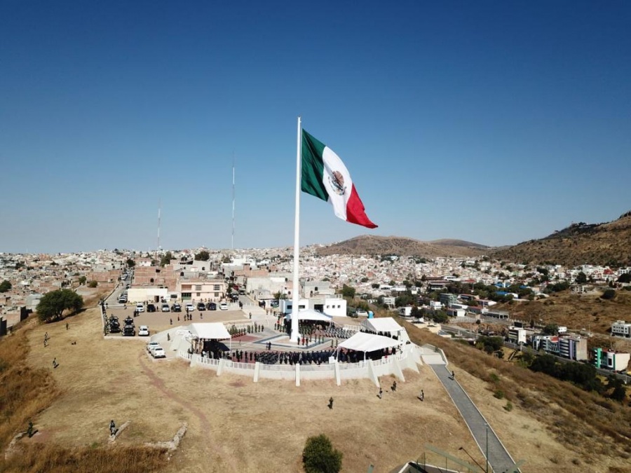 Autoridades civiles y militares conmemoran el D&iacute;a de la Bandera