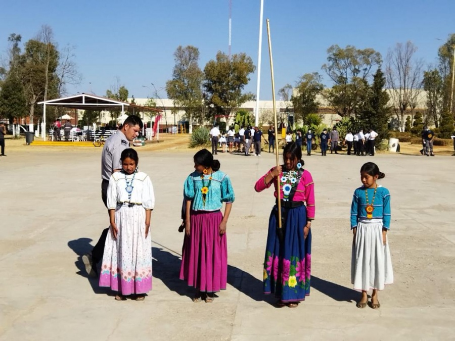 Celebran 24 de febrero con desfile de escoltas