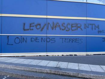 Instalaciones del PSG aparecen con pintas insultantes