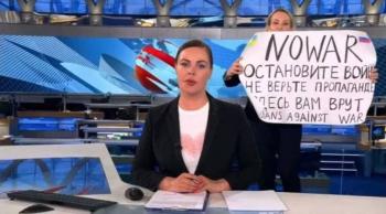 Periodista rusa que protestó en TV podría ser condenada a 15 años de prisión