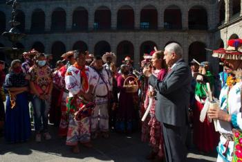 AMLO se compromete con wix&aacute;ricas a proteger su territorio