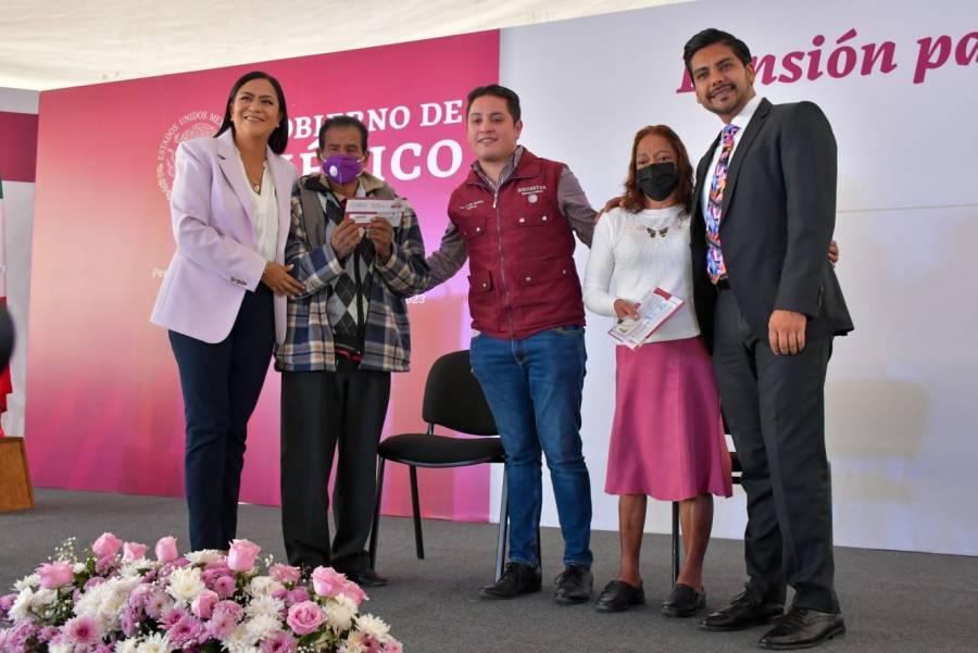 Entregan más de cien mil tarjetas adultos mayores en Nezahualcóyotl