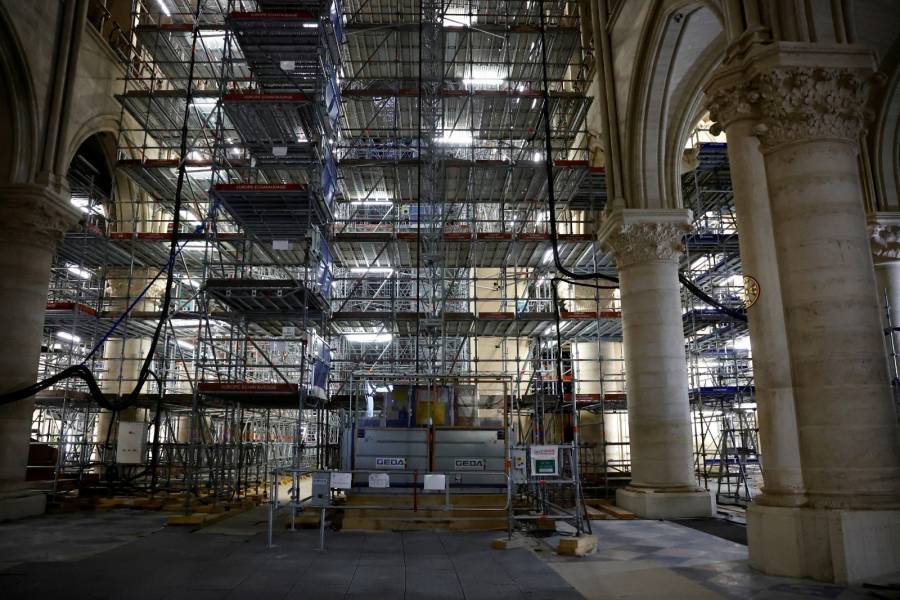 Notre-Dame instala la base de su emblemática aguja en el cuarto aniversario del incendio