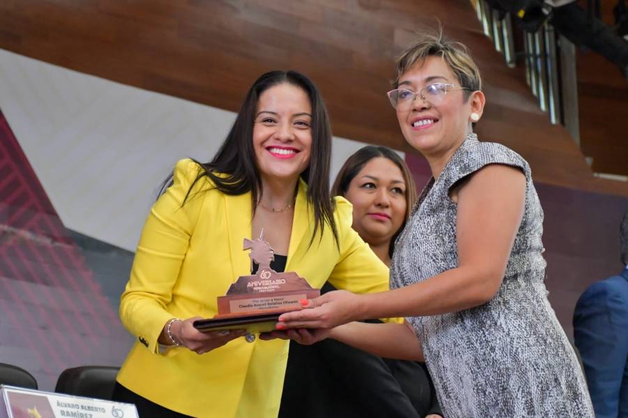Entregan reconocimiento 