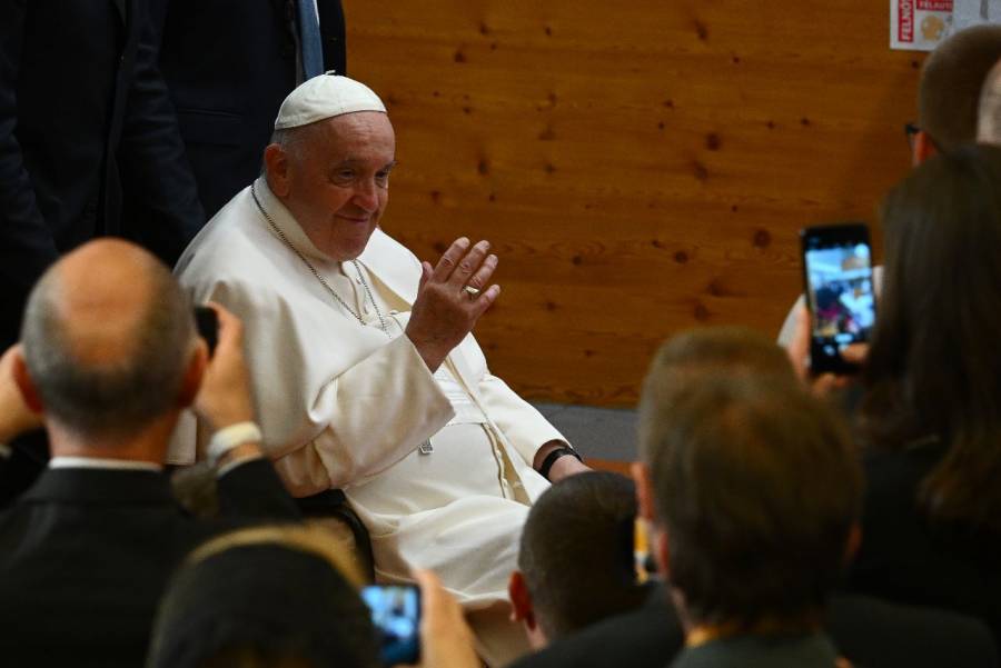Decenas de miles de personas asisten a misa del papa en Budapest