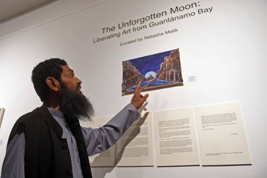 Un exprisionero pakistaní de Guantánamo expone sus obras liberadoras