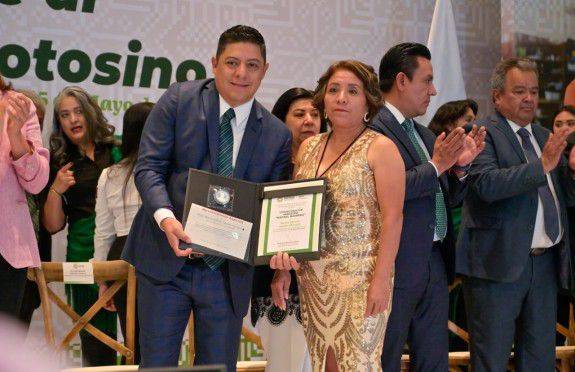 Gobierno de SLP celebra a los maestros y destaca avances en educación