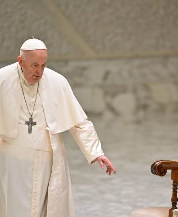 El papa vuelve al trabajo tras descansar un día debido a una fiebre