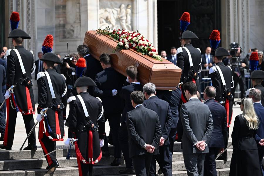 Miles de personas rinden un último homenaje a Berlusconi en su funeral en Milán