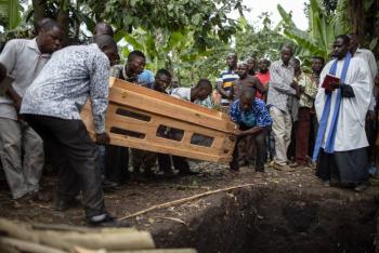 Familiares buscan noticias de sus seres queridos tras masacre en una escuela de Uganda